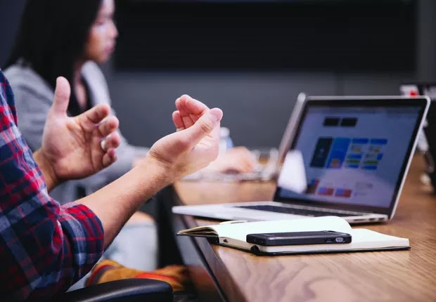 Empresas brasileiras adotam semana com 4 dias trabalho em novos testes