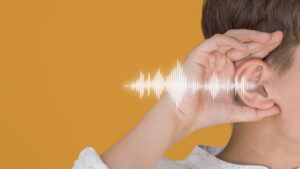 Menino de 11 anos escuta pela primeira vez após terapia gênica