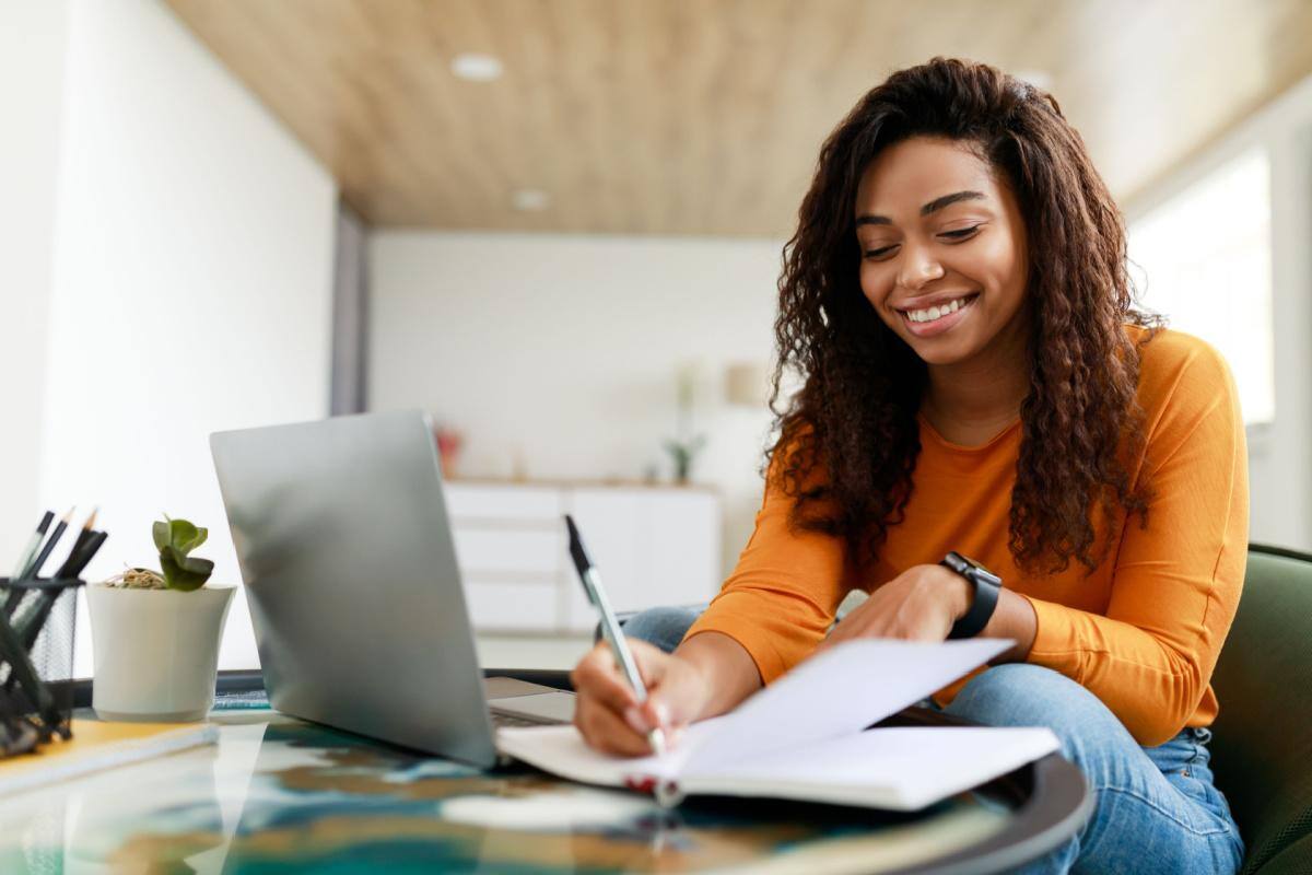 Conheça o site que te ajuda gratuitamente a estudar para provas e concursos