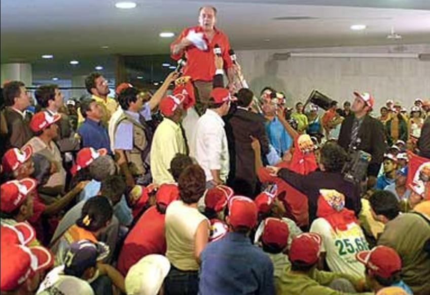 Vídeo da esquerda invadindo a câmara em 2006 volta a viralizar
