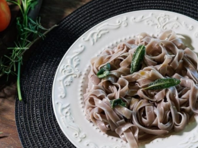 Fettuccine massa de vinho na manteiga e sávia com famosa cerveja de uva. Confira!