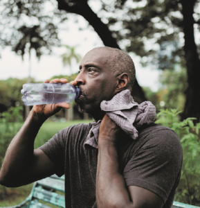 Saiba como descobrir a quantidade ideal de água que precisamos beber; será que existe excesso?