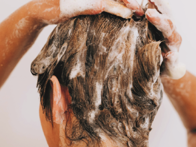 É verdade que lavar o cabelo todos os dias faz mal? Descubra