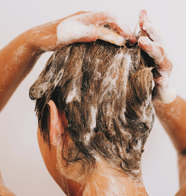É verdade que lavar o cabelo todos os dias faz mal? Descubra