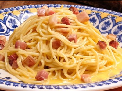 Trouxemos deliciosa receita do clássico carbonara italiano com bacon, vinho e parmesão