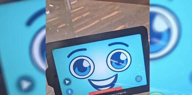 Robozinho simpático em supermercado do RJ viraliza. Veja vídeo dele atendendo