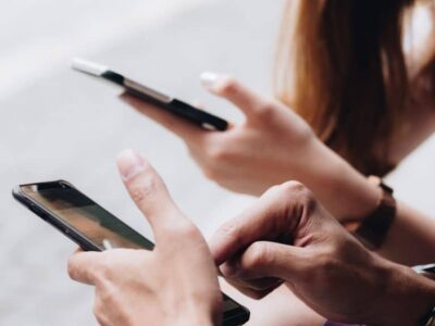 Governo da Inglaterra orienta escolas a proibir celulares
