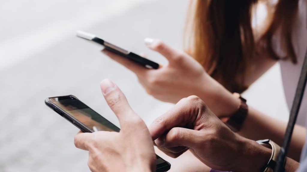 Governo da Inglaterra orienta escolas a proibir celulares