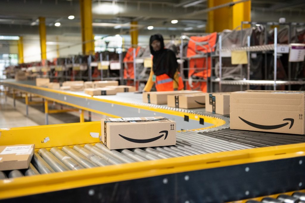 Amazon pagará multa milionária por violação de direitos humanos; entenda