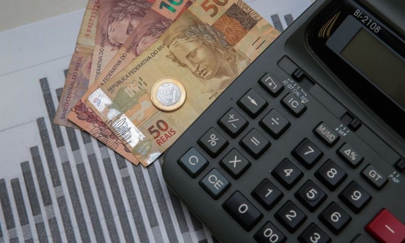 Institutos e consultorias fazem alerta e avaliam que economia brasileira está devagar, quase parando