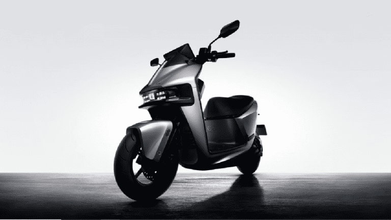 Esta scooter elétrica tem baterias trocáveis e chip Snapdragon; conheça