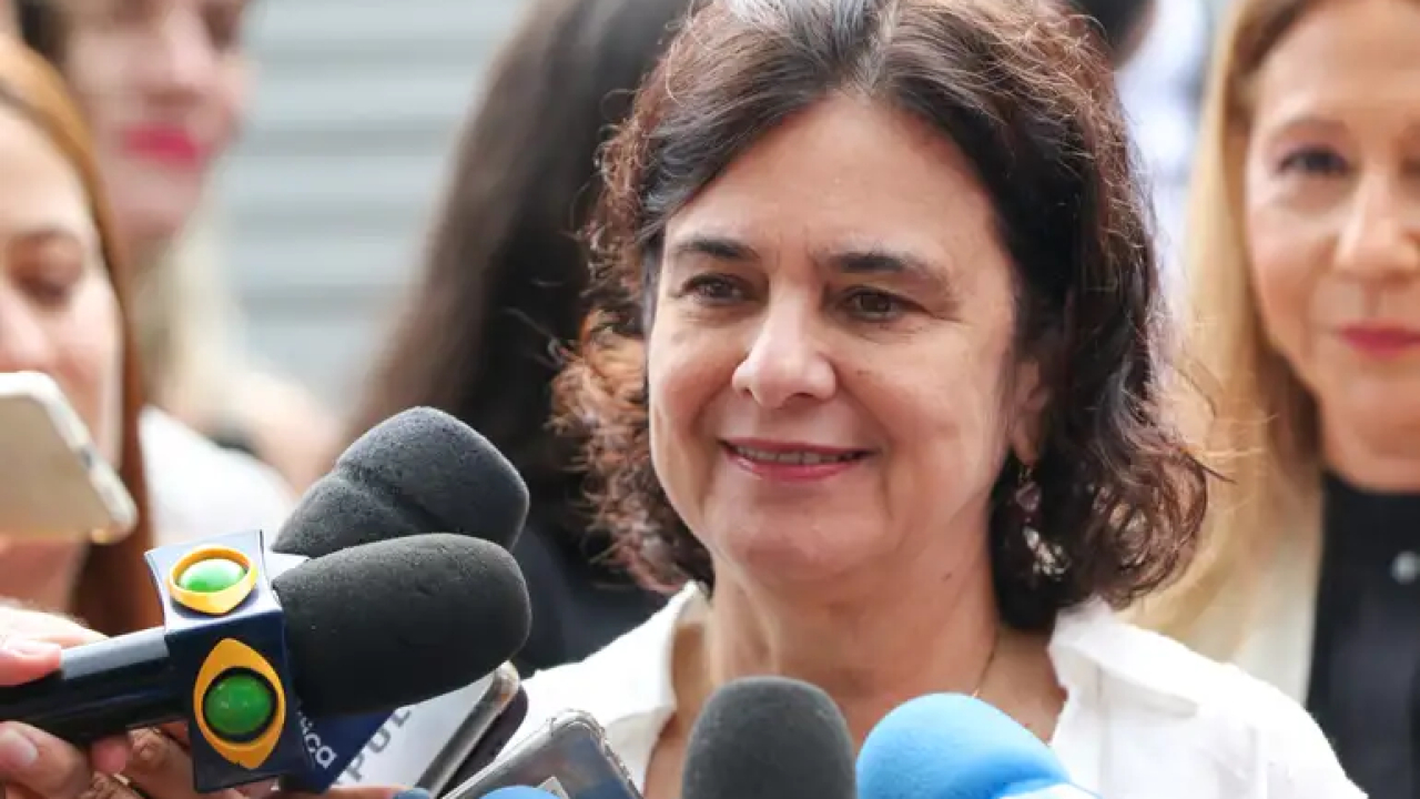 “Vacina contra dengue é aposta de médio e longo prazo, não resposta de momento”, diz ministra da saúde