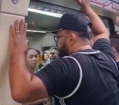 O verdadeiro fascismo foi praticado por membros da torcida do Corinthians contra manifestantes bolsonaristas no metrô de São Paulo; VEJA VÍDEO