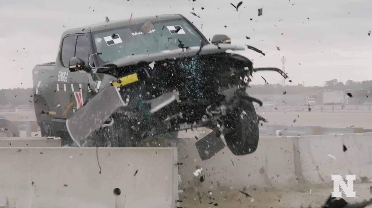 Imagens impressionantes de testes levantam preocupações a respeito da segurança de carros elétricos nas estradas; VEJA VÍDEO