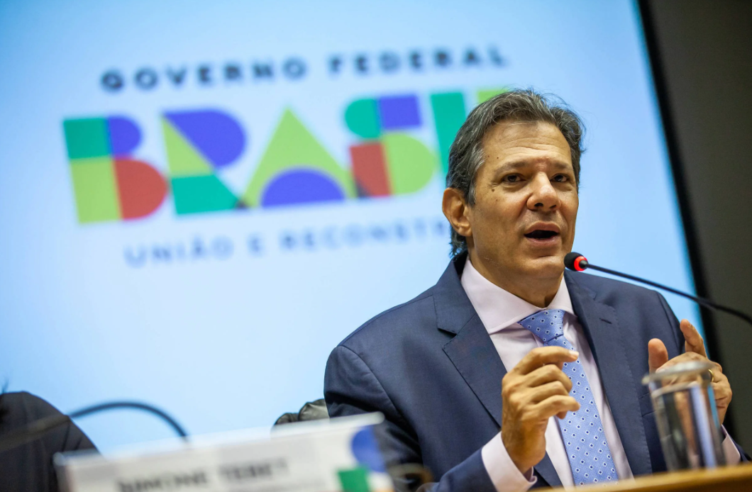 Taxação de Haddad “acabou” com compras baratas para população de baixa renda