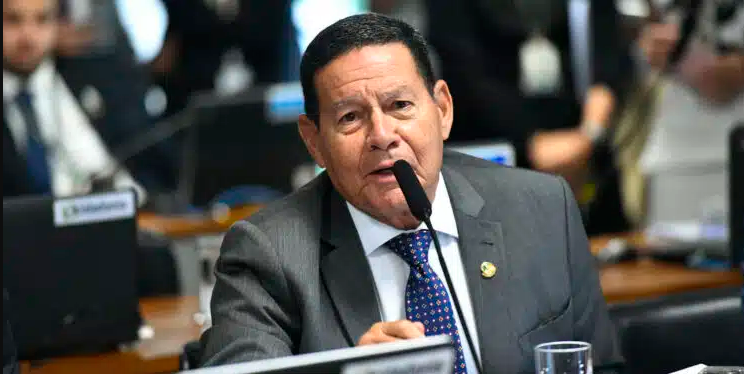 “Comandantes não podem se omitir”, diz Mourão; VEJA VÍDEO