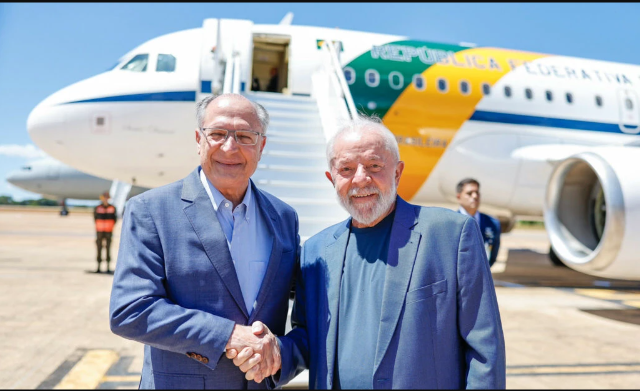 “Sempre trabalhando”, diz Lula em mais uma viagem internacional