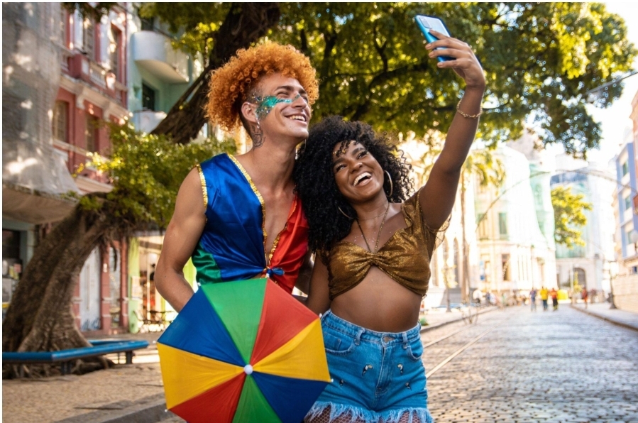 Carnaval chegando: como proteger o celular nos dias de folia