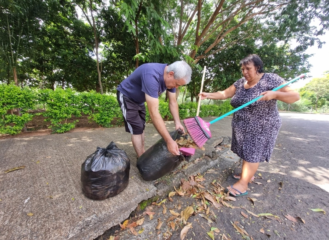 Com inoperância da Administração Alonso e maus cidadãos, casal da zona Norte de Marília mantém área verde limpa