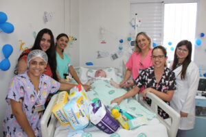 Kauê completa 10 anos de vida e recebe o carinho dos colaboradores da Santa Casa de Marília