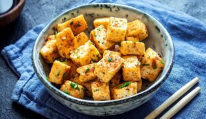 Tofu: o que é, benefícios e como fazer (com receitas)