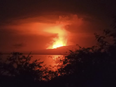 Enorme erupção de vulcão ilumina a noite nas ilhas Galápagos; veja