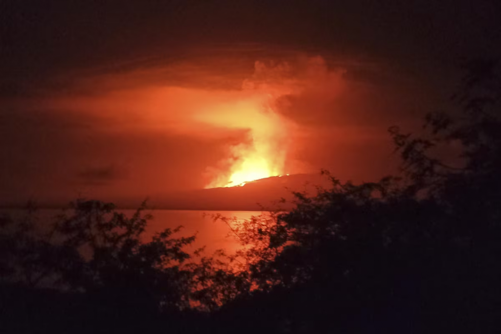 Enorme erupção de vulcão ilumina a noite nas ilhas Galápagos; veja