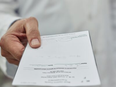 Estado do Rio de Janeiro exige que médicos façam receitas com letras legíveis