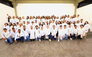 Cerimônia dos Jalecos: Medicina Veterinária da Unimar reúne acadêmicos, familiares e amigos em momento emocionante