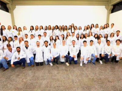 Cerimônia dos Jalecos: Medicina Veterinária da Unimar reúne acadêmicos, familiares e amigos em momento emocionante