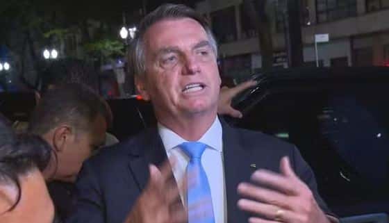 VÍDEO: Bolsonaro se pronuncia sobre dormir em embaixada e dá invertida em jornalistas durante evento; VEJA