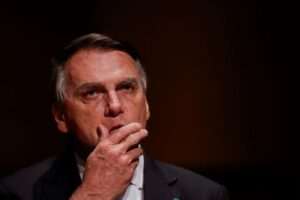 Jornalista do New York Time diz que não há provas de que Bolsonaro foi pedir asilo para evitar prisão