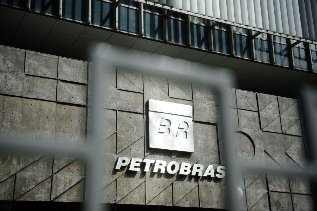 Lucro da Petrobras cai 33,8% no primeiro ano do governo Lula