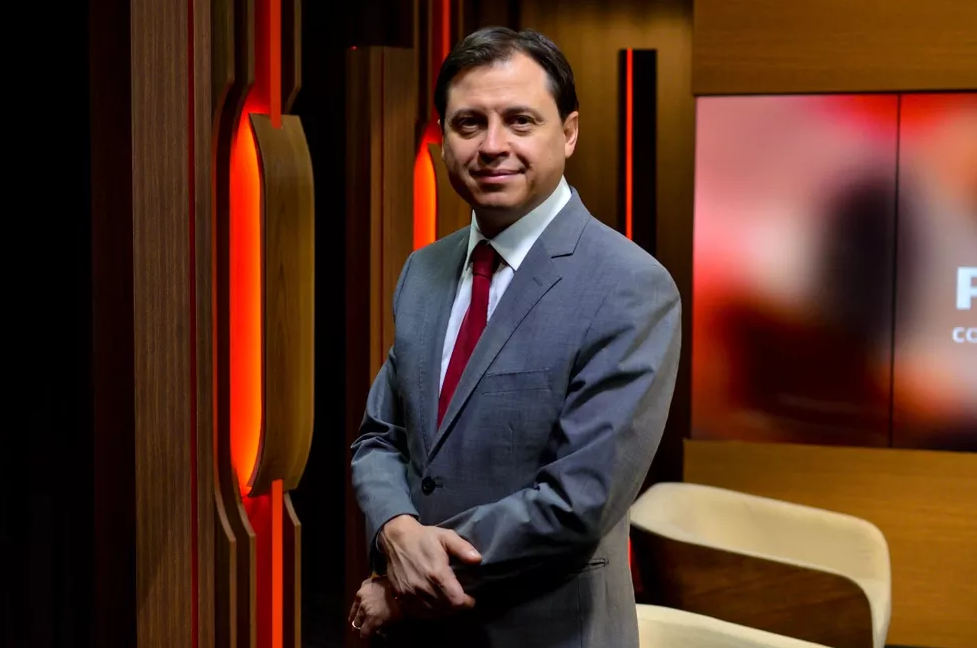 Comentarista da Globonews reconhece que Bolsonaro não se metia na política da Petrobras e esculhamba Lula, veja vídeo