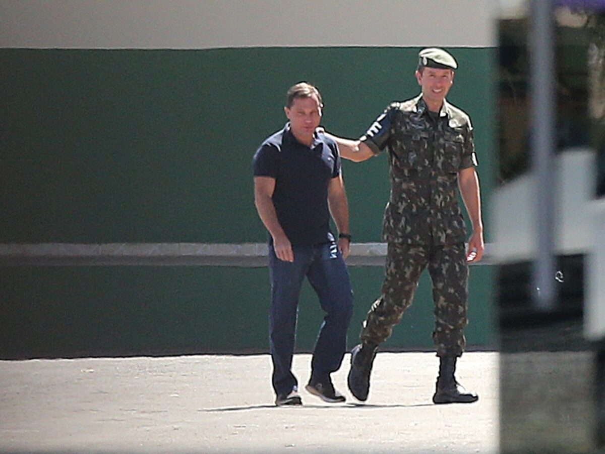 Mauro Cid abandona farda do Exército