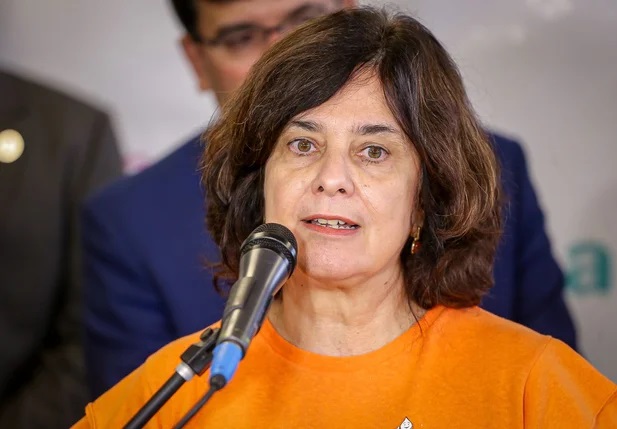 Senadores denunciam ministra da Saúde por 150 mil medicamentos descartados