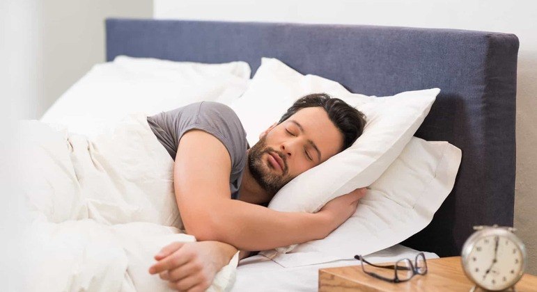 Coloque esta fruta ao lado da cama e nunca mais reclame que dormiu mal