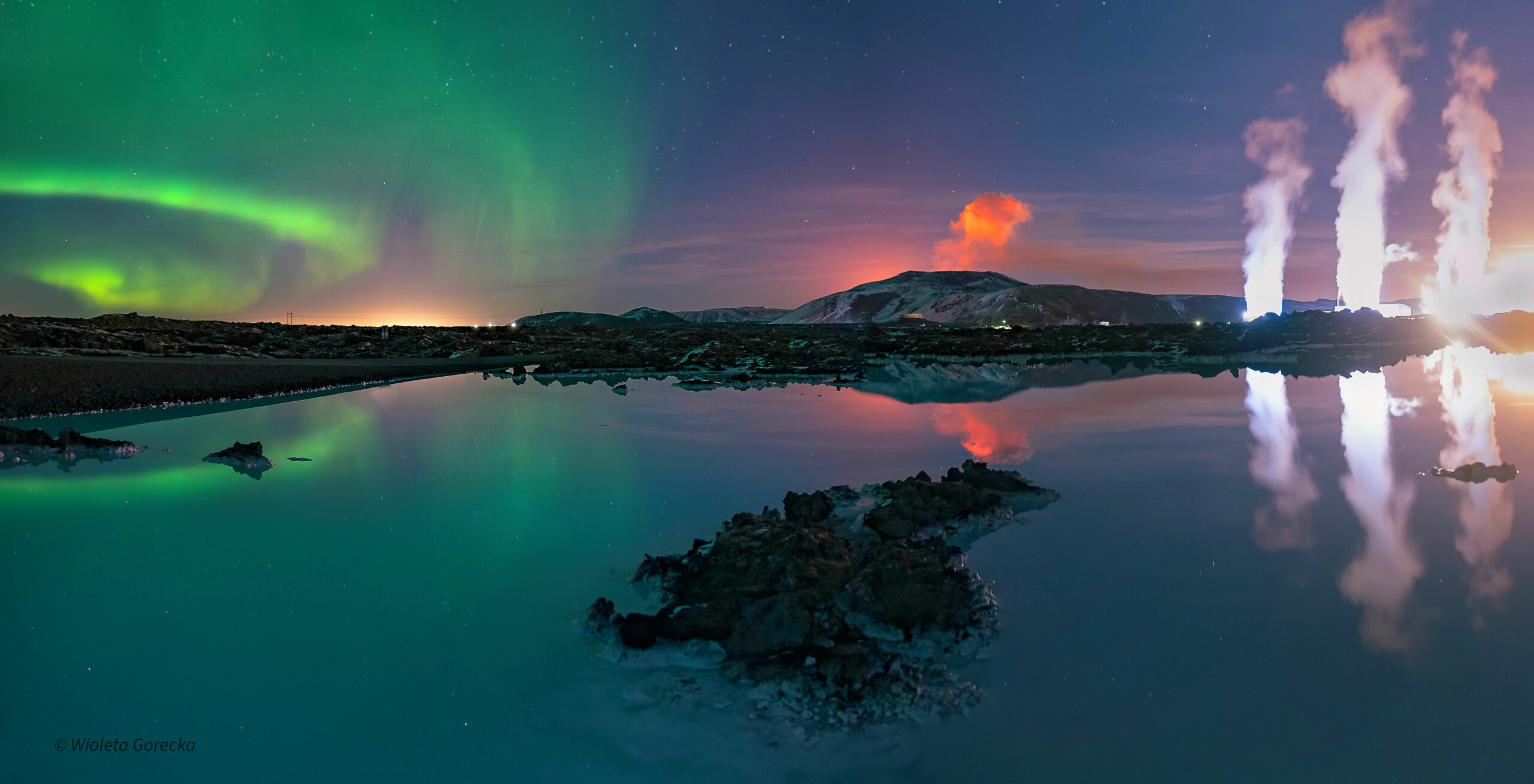 Impressionante: Vulcão entra em erupção durante Aurora Boreal na Islândia; veja vídeo