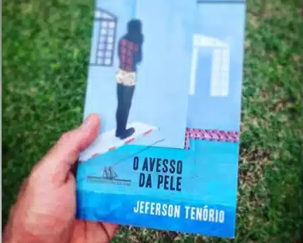 Governo do Paraná recolhe livro de escolas por conter descrição de cenas de sexo