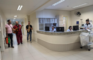 Pacientes do HBU recebem apresentação musical