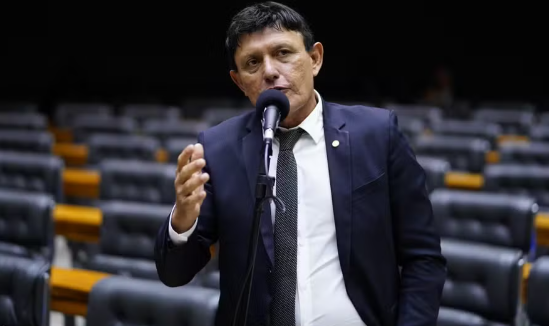 Deputado gera confusão com governistas no plenário após associar mandante do assassinato de Marielle a Lula