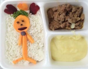 Marmitas temáticas deixam alimentação de crianças da pediatria mais divertidas com inovação do Hospital Beneficente Unimar (HBU)
