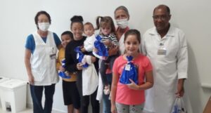 Associação Amigos do Bar e Afiscam entregam chocolates a crianças da ortopedia da Santa Casa