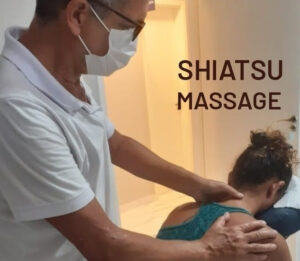 Massoterapeuta Valdir Valgas atua como voluntário para os funcionários da Santa Casa de Marília