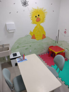 Voluntária autora de pinturas artísticas para harmonização de ambientes na Santa Casa de Marília recebe homenagem