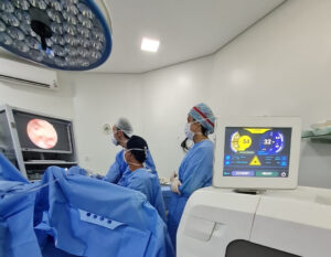 Urologista da Santa Casa de Marília realiza cirurgia inovadora utilizando laser de alta potência