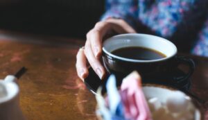 Em aeroporto, mulher fica em estado grave após beber café com algo inusitado dentro; entenda o caso