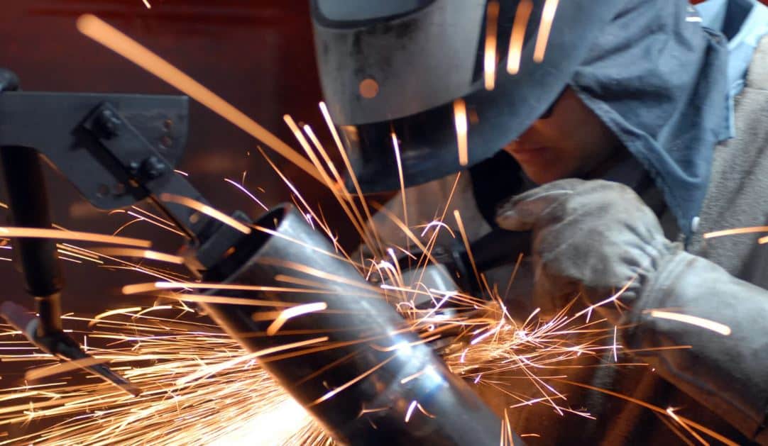 Produção industrial despenca pelo segundo mês seguido; veja números