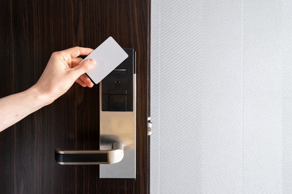 Está em quarto de hotel com fechadura de cartão? Cuidado! Hackers já sabem como abri-las