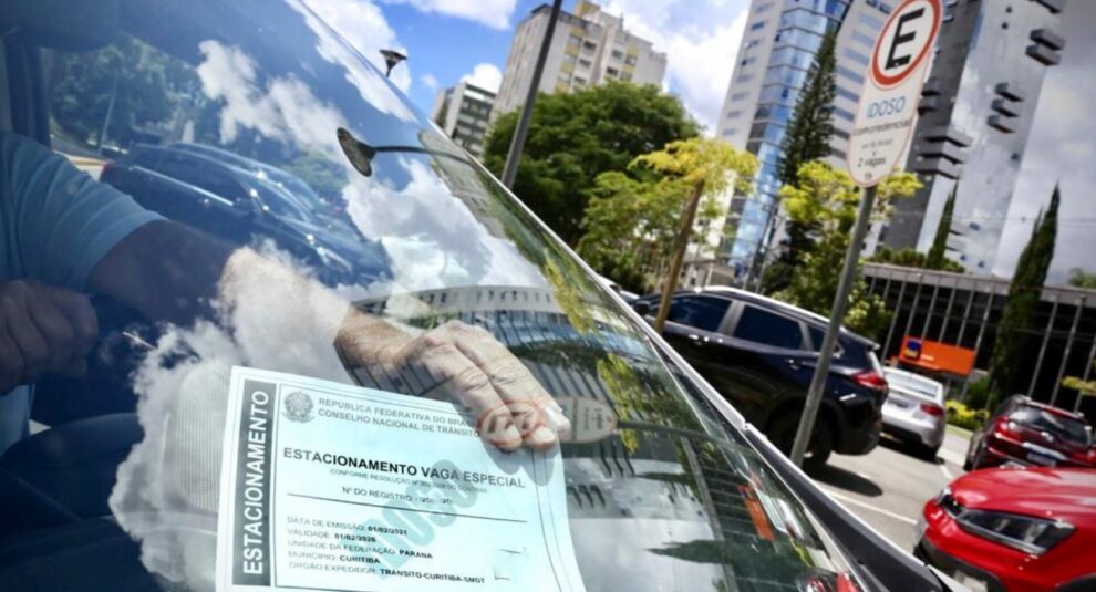 Facilidade: veja como pedir a carteira do idoso e de estacionamento especial online